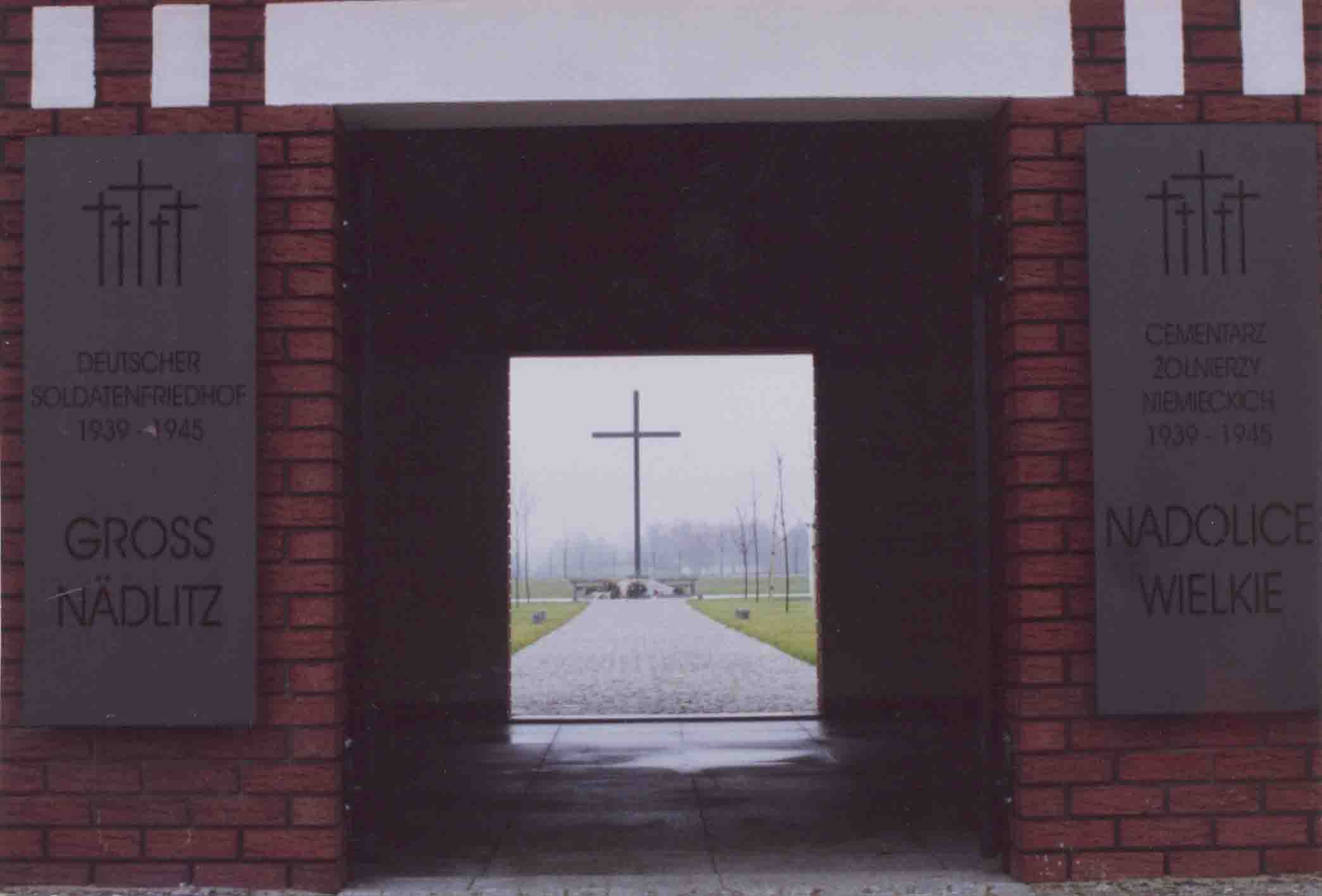 Eingang zur Kriegsgräberstätte